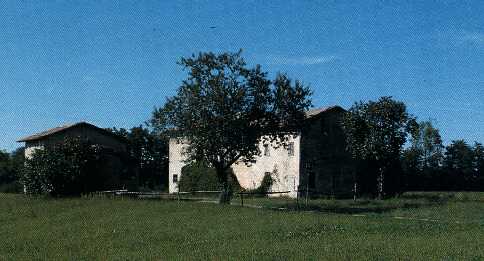 una tipica casa rurale circondata da alberi